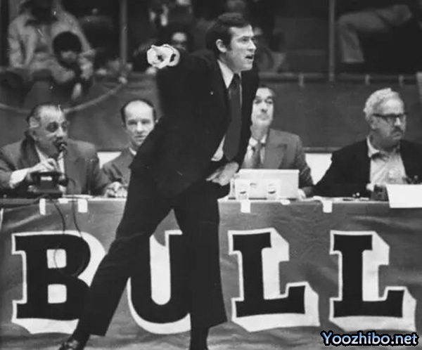 1970-71赛季，迪克-莫塔如何引领芝加哥<a href=/lanqiupindao/bulls/ target=_blank class=infotextkey>公牛</a>队逆袭，揽获最佳教练殊荣